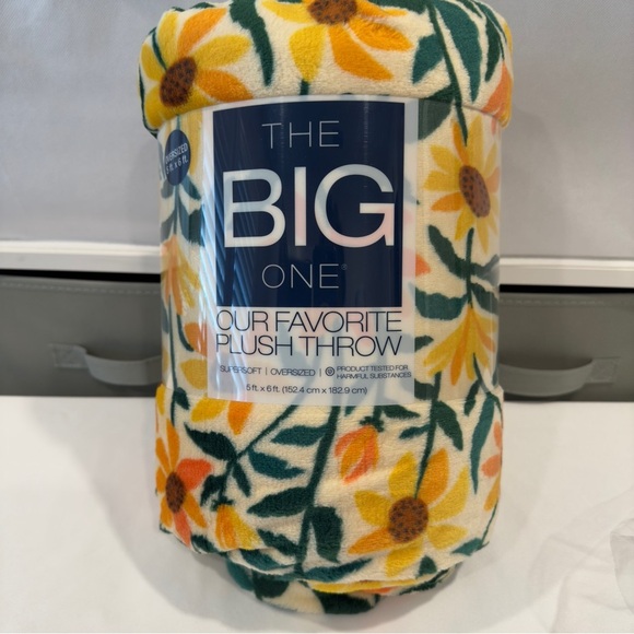 The Big One NWT Sunflower Giant Plush Blanket - Picture 1 of 4
